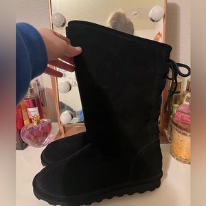 Size 9 women’s Bearpaw boots